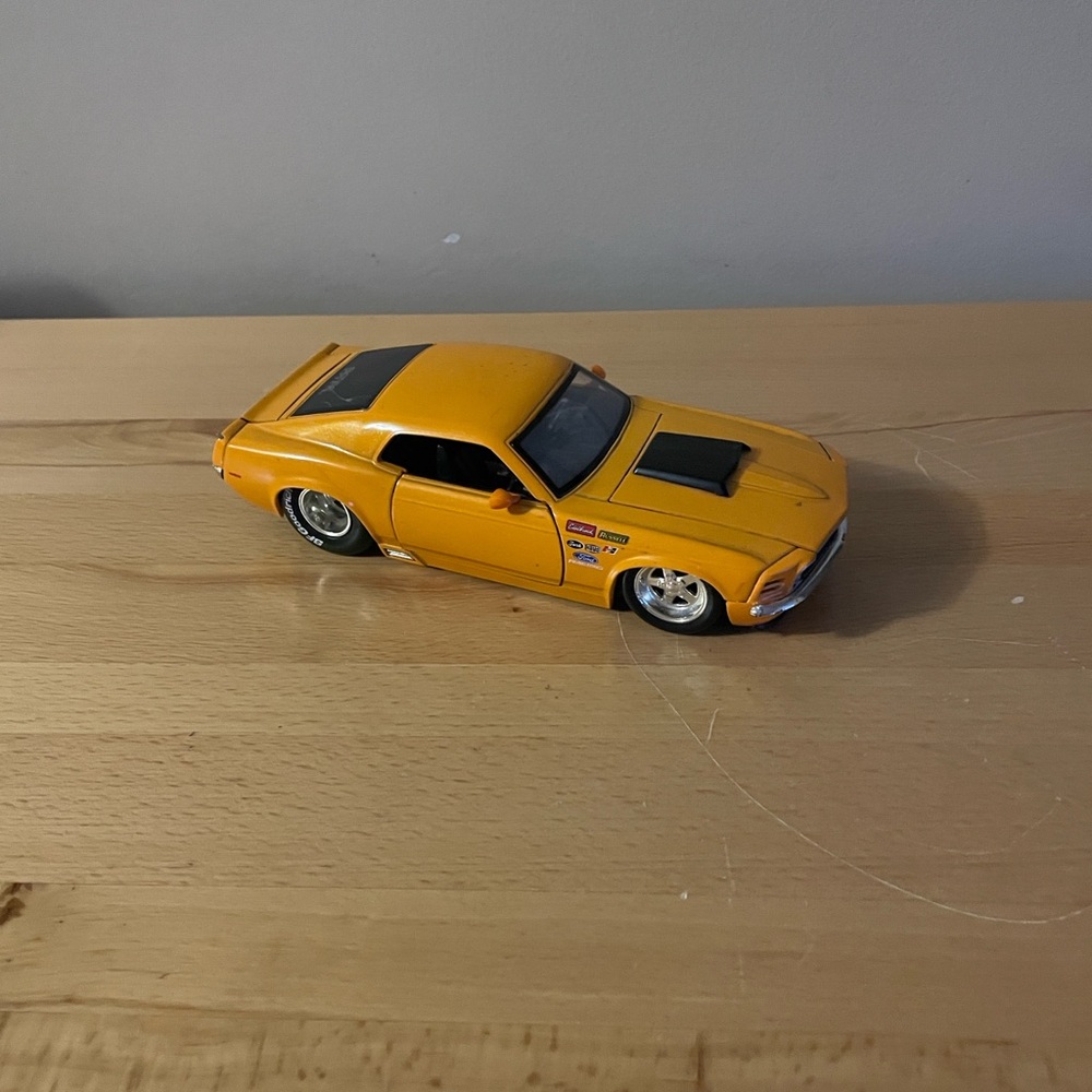 Jada Toys 1970 Ford Mustang Scale 1:24 Die-cast Classic Yellow Car